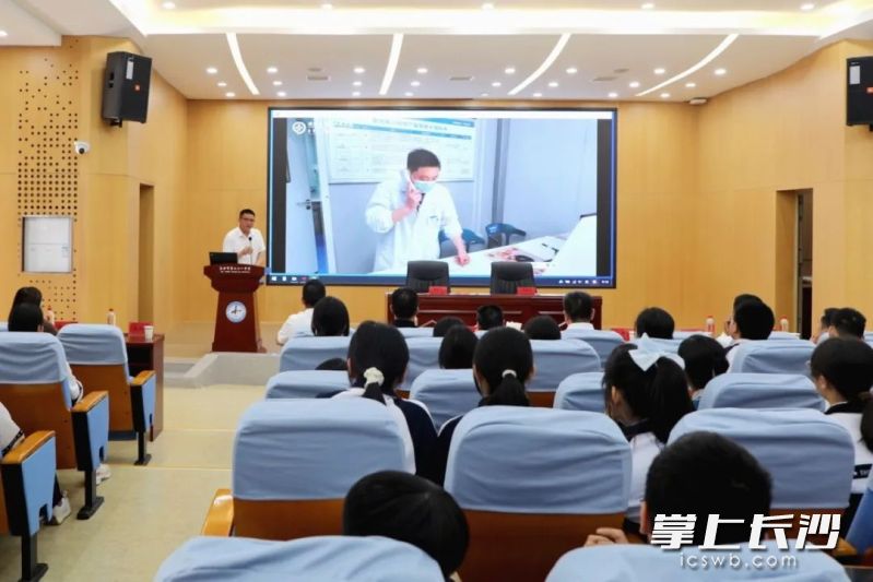 会场上，通过播放救治演练视频，结合专家旁白讲解，学生直观感受“黄金四分钟”救援流程。