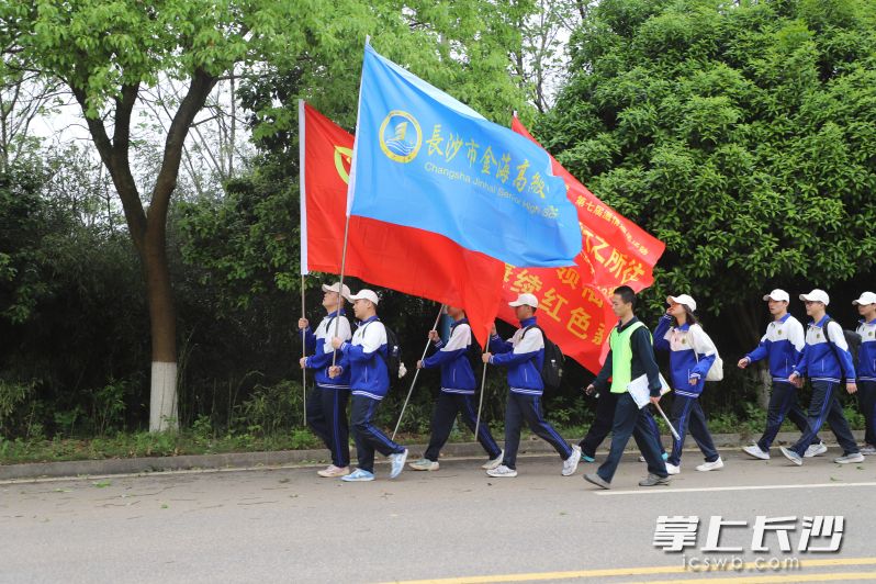 30公里，5个小时，40000多步，金海学子通过徒步串联起两位伟人故里。长沙晚报通讯员 韦群 摄