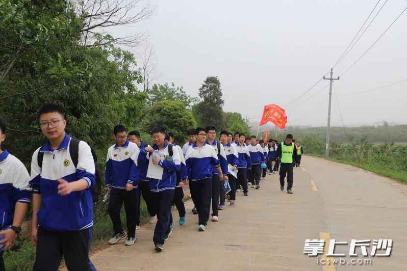 每年四月份，学校组织高一学子徒步前往毛主席铜像广场，向伟人致敬，向先烈学习。