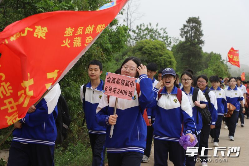 五个小时的路程，学生发扬了“流血流汗不流泪，掉皮掉肉不掉队”的坚持精神。