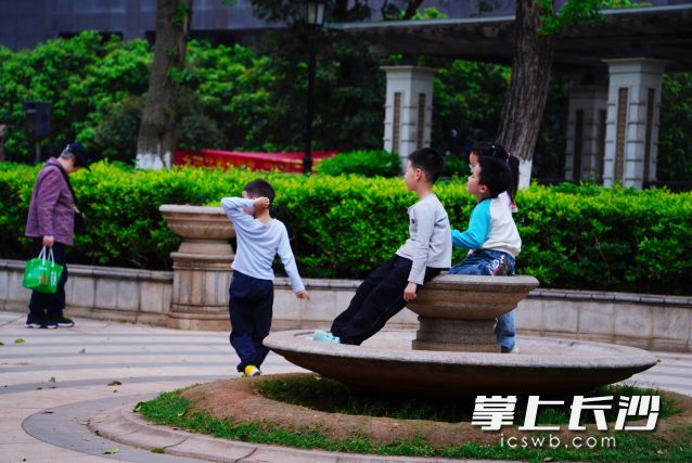 市民朋友要及时关注气象部门发布的强对流天气预警信息。