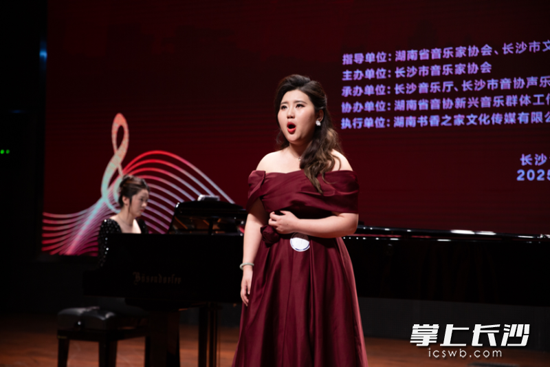 初赛歌手演唱。 初赛歌手演唱。