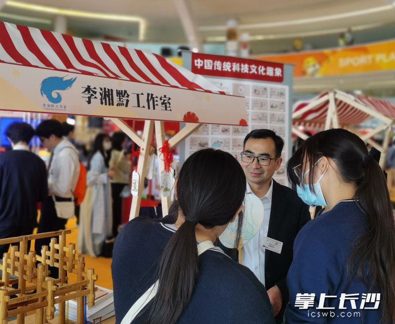 中国传统科技文化主题展吸引了众多香港青少年的目光。