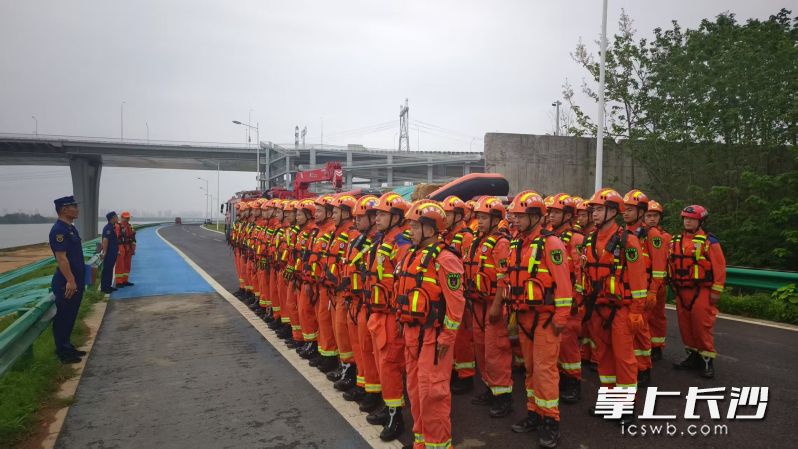 演练队伍整装待发。 均为长沙晚报全媒体记者周小华摄