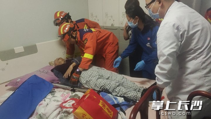 消防员和医护人员联手救援患病老人。 长沙晚报通讯员 曾发标 摄