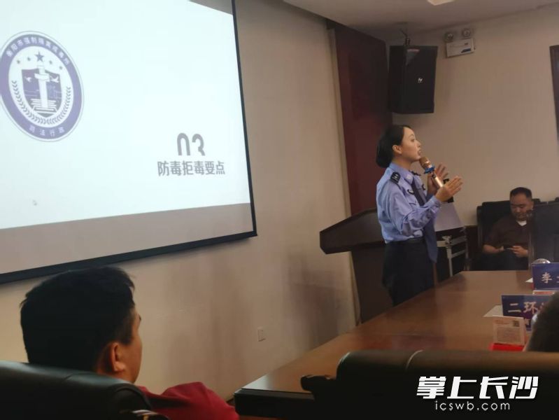 面对新型毒品千变万化的伪装，唐若冰提醒大家不购买来源不明的药品食品。