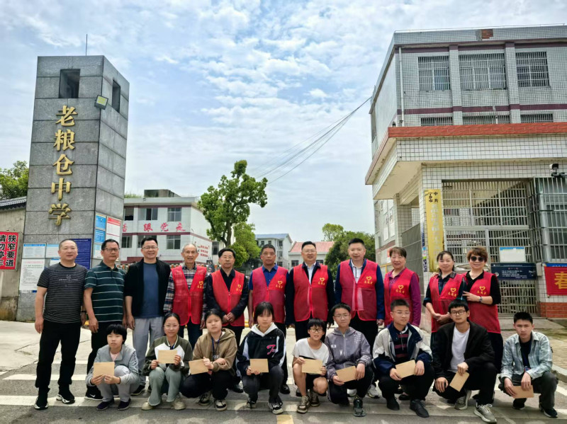 宁乡市教育局关工委走进老粮仓中学开展助学活动。通讯员供图