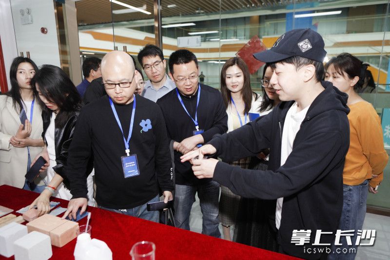 实地走访，并就支持大学生创业工作展开深入交流。均为通讯员晏翰成 供图