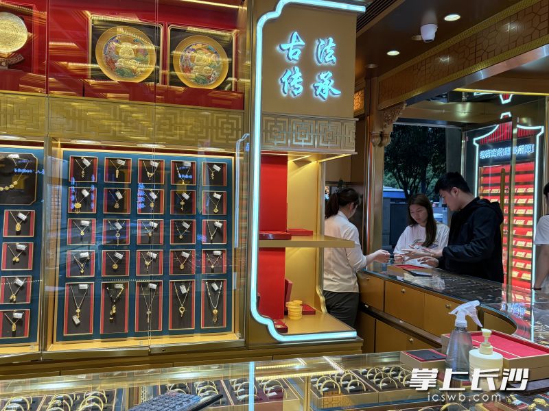 消费者在线下购买黄金首饰。均为长沙晚报全媒体记者 陈星源 实习生 施颖玥 摄 消费者在线下购买黄金首饰。均为长沙晚报全媒体记者 陈星源 实习生 施颖玥 摄