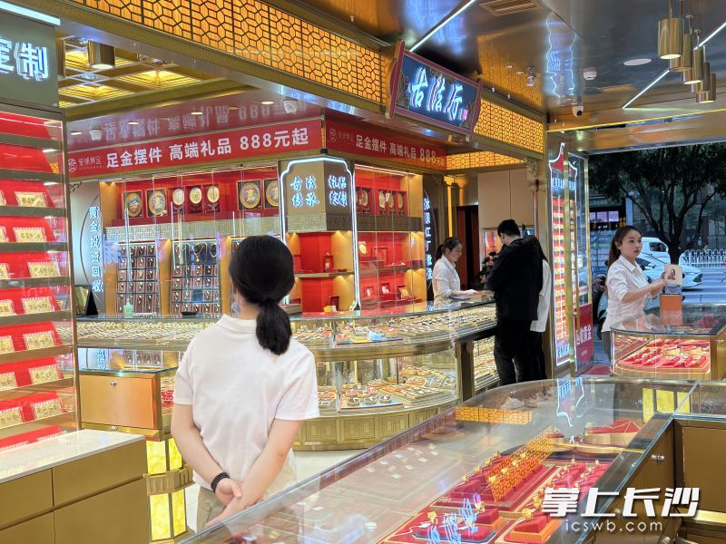 长沙名汇达一楼的金店内,仍有不少消费者在选购黄金。 长沙名汇达一楼的金店内,仍有不少消费者在选购黄金。
