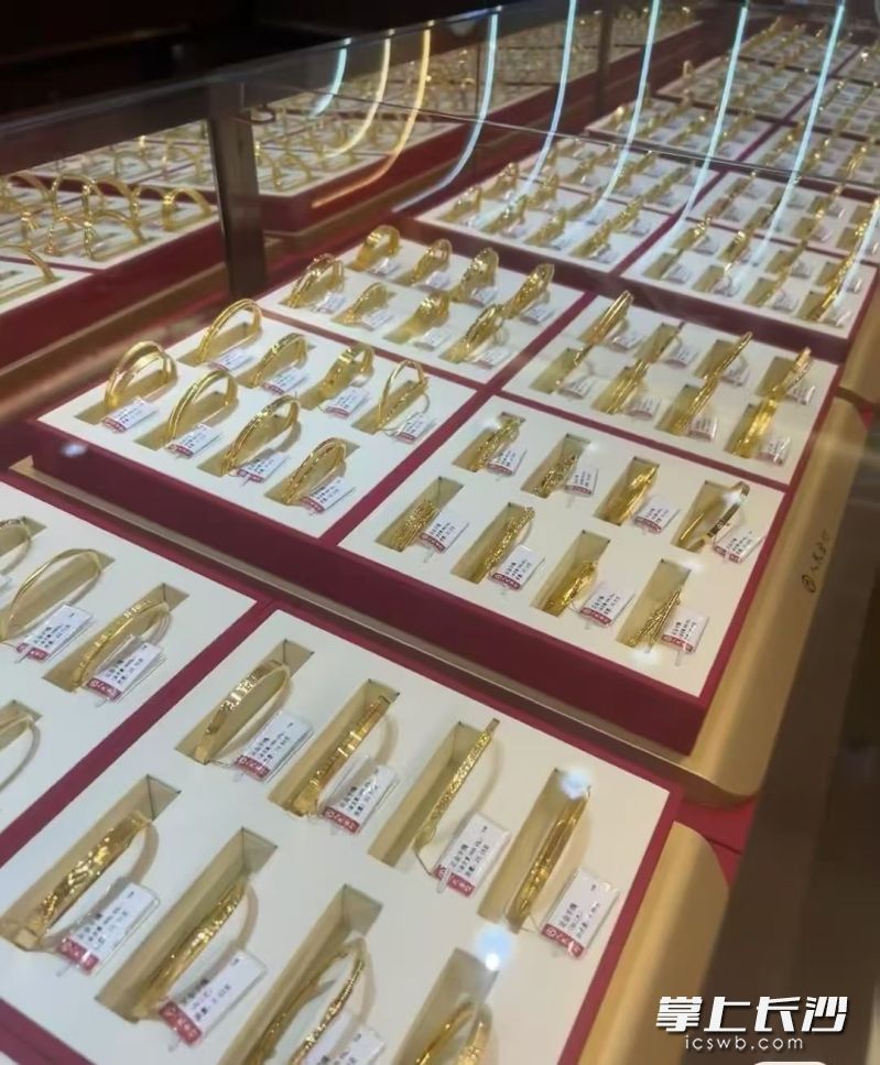 长沙一家金店,一只手镯的工费在18-35元/克不等。 长沙一家金店,一只手镯的工费在18-35元/克不等。