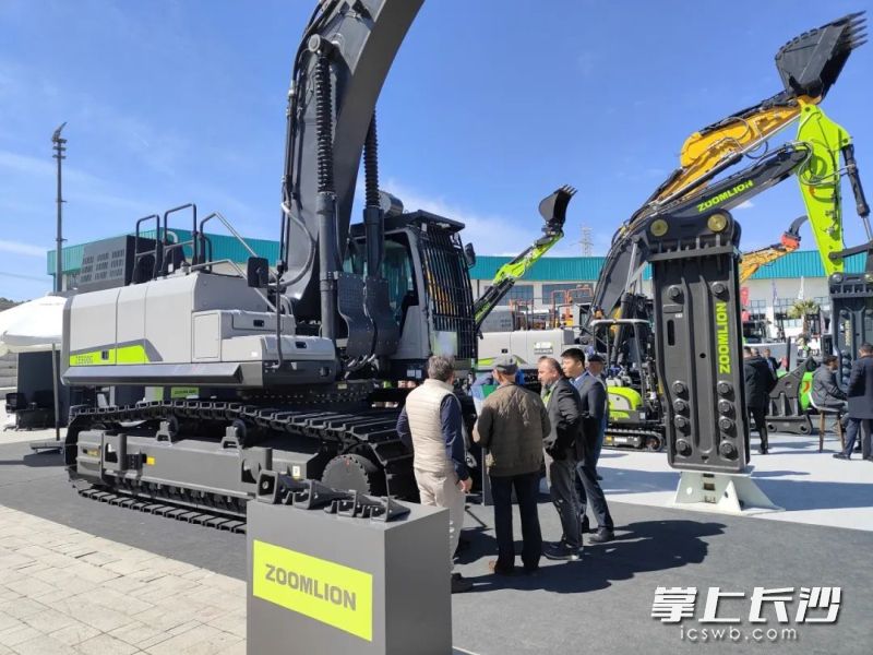 现场展示的中联重科ZE500G挖掘机。受访者供图