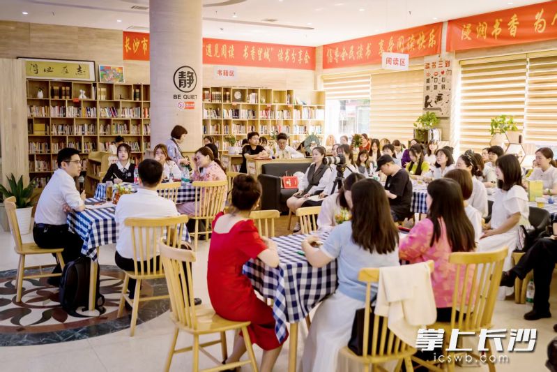 黄军山作为特邀嘉宾，与老师们分享自己的读书心得和体会。