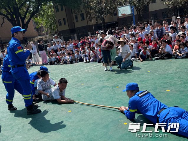 救援队员示范了同伴落水时的正确施救方法。