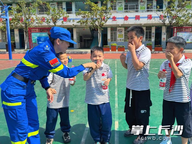 救援队员讲解了野外水域的危险性以及落水呼救的错误做法。 均为长沙晚报全媒体记者舒元臻摄