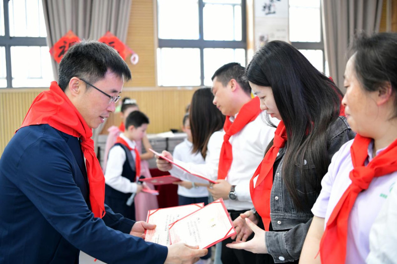 校外辅导员获发聘书。通讯员供图
