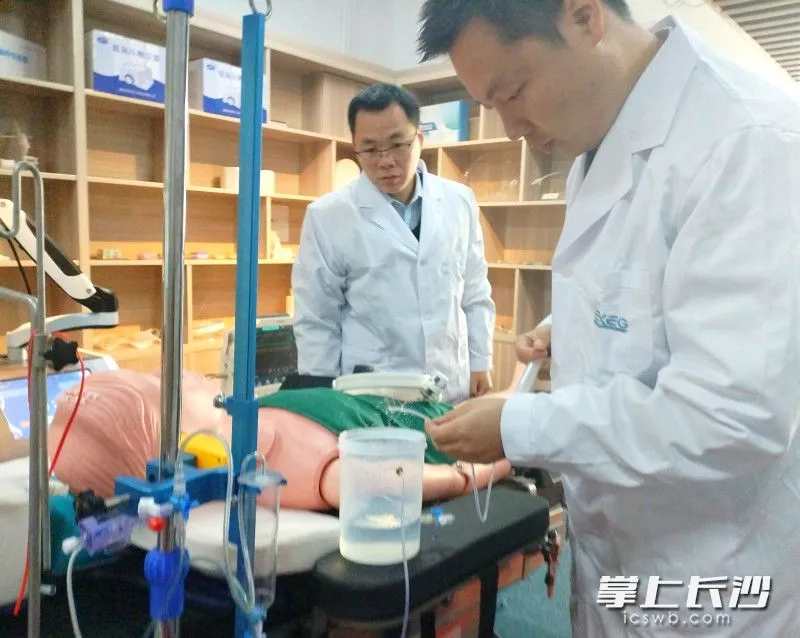 医科医工肖盼盼团队正在进行脑科引流系统中试。王斌 摄
