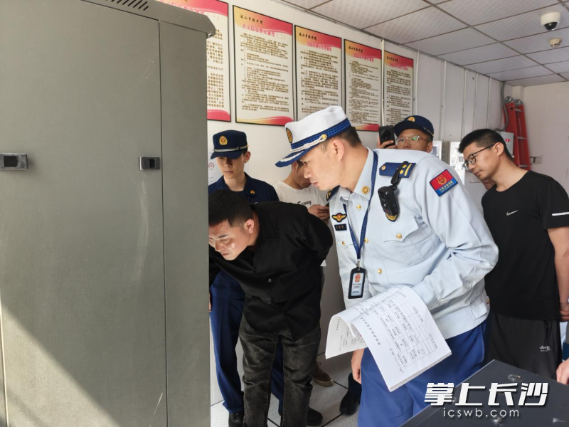 宁乡消防对康养中心进行安全检查。通讯员 刘宇翔 摄