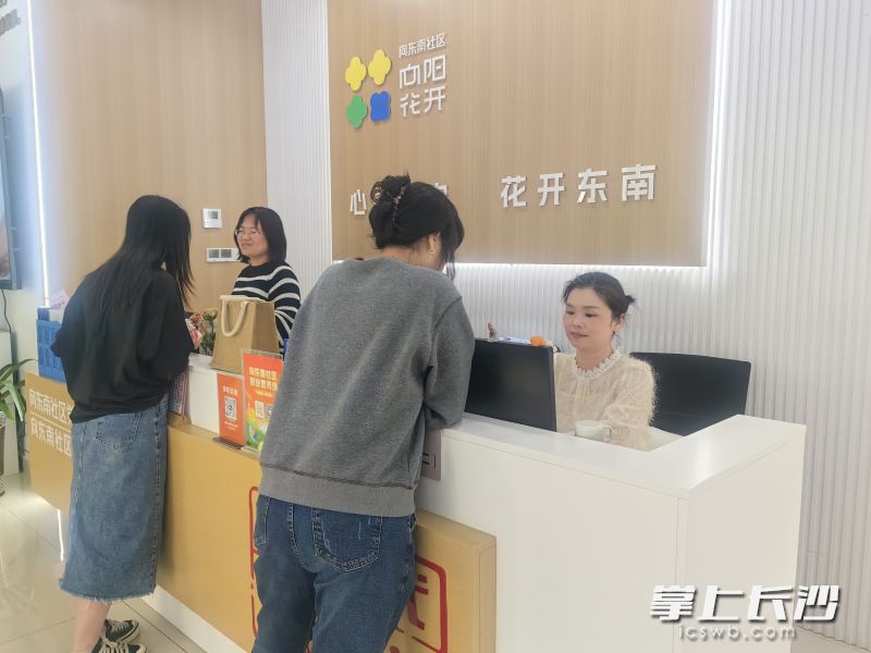 不少社区居民到这里咨询就业岗位。