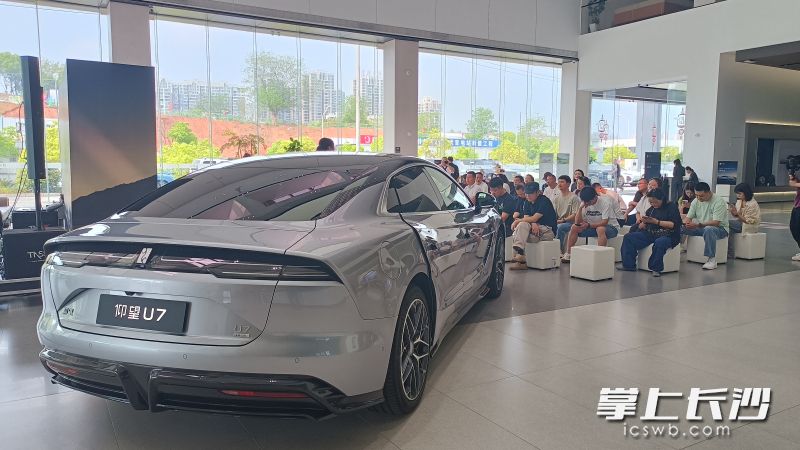 仰望U7外观颜值爆表。均为长沙晚报全媒体记者 曹开阳 摄 仰望U7外观颜值爆表。均为长沙晚报全媒体记者 曹开阳 摄