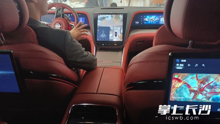 仰望U7内饰具有强烈的科技感和时尚感。 仰望U7内饰具有强烈的科技感和时尚感。