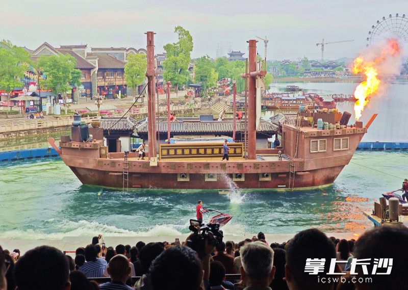 《黑石远渡》的精彩展演带领现场观众穿越千年。均为长沙晚报全媒体记者 贺文兵 摄