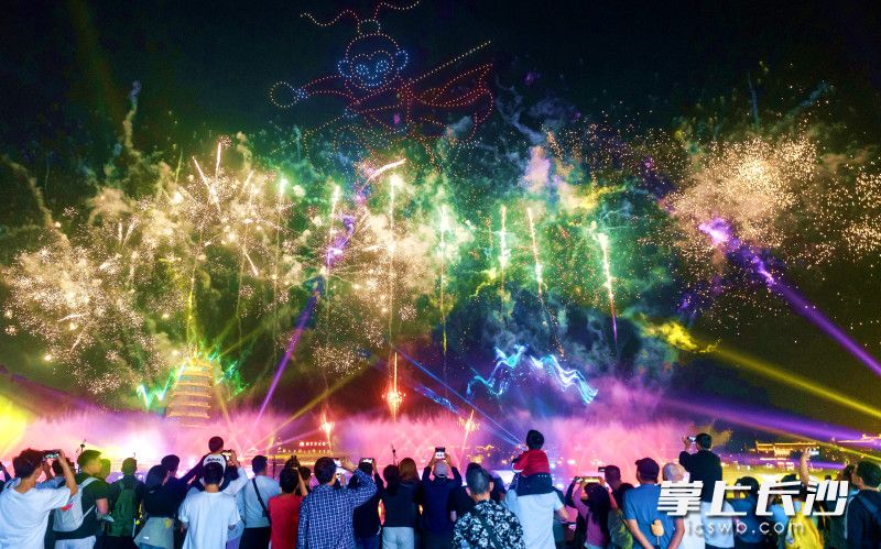 “哪吒闹海”经典场景在水秀与焰火的配合下震撼呈现。