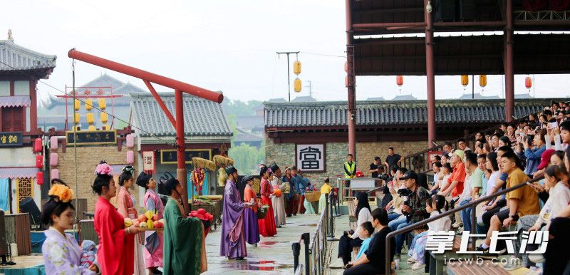 黑石号剧场座无虚席。