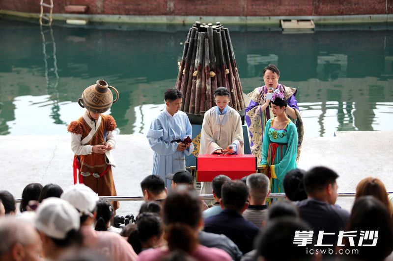 国风焰火节启动。