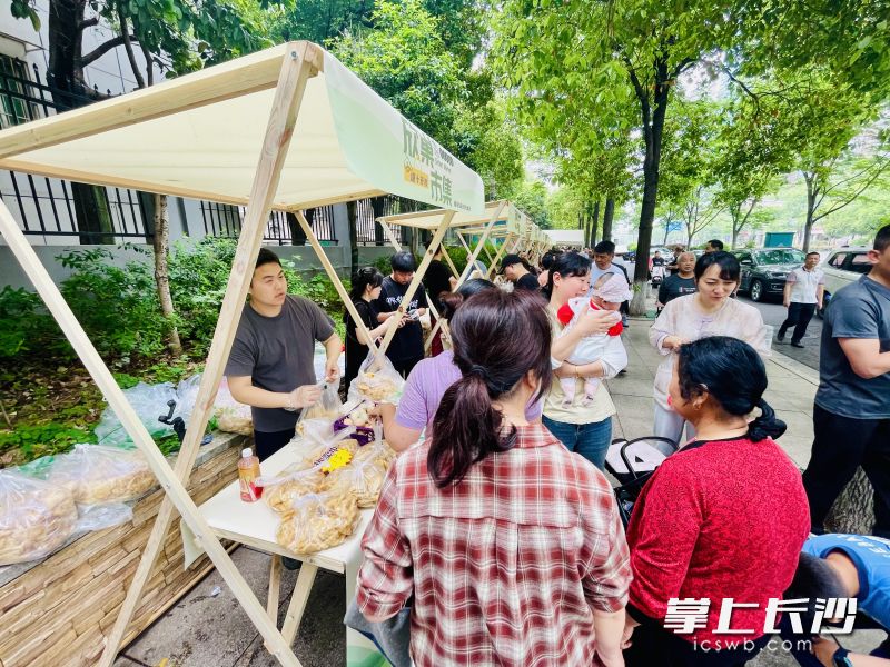 居民、游客都来赶集，好吃又好玩。