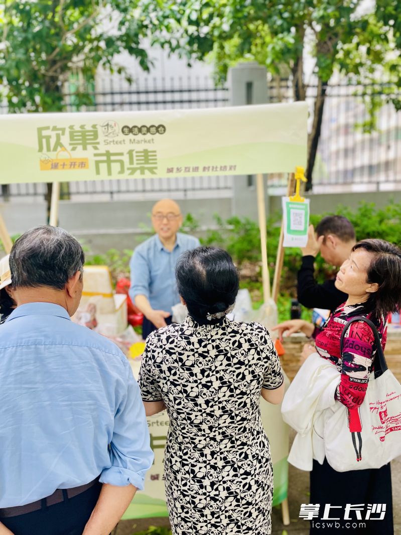 小区党支部书记利用人脉和特长，免费给白沙村带货。