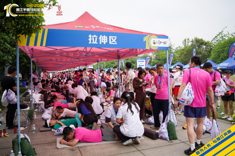 选手们在赛后拉伸。组委会供图
