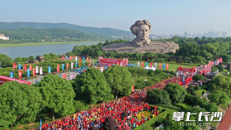 2021年5月9日，湘江马拉松赛长沙、株洲、湘潭三站同日同时开跑。图为长沙站起跑。