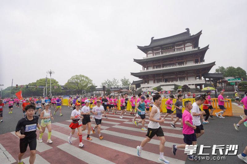 跑友们跑过杜甫江阁。
