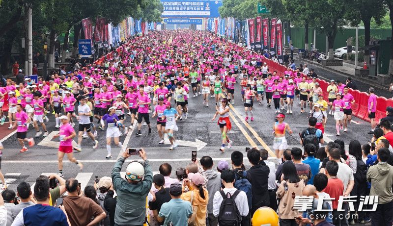 起点处，不少市民为跑友加油。