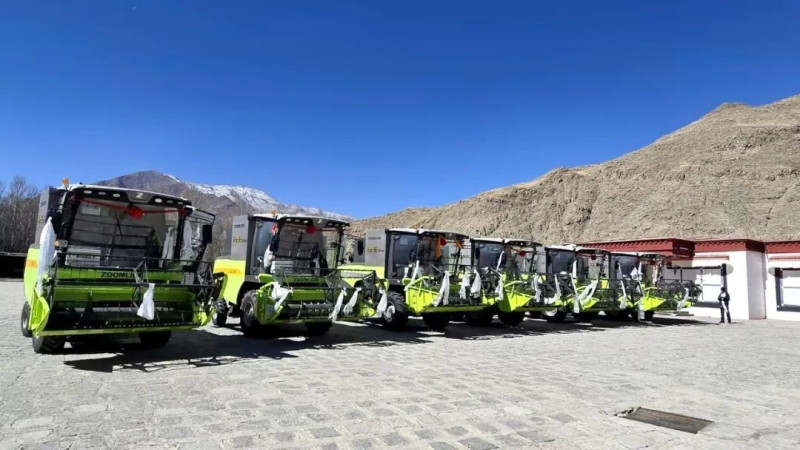 雪山下的中联重科“谷王”收获机 图片均由受访者提供