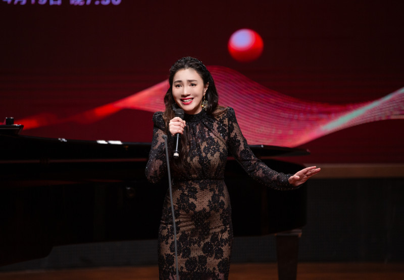 长沙妹子、中央歌剧舞剧院首席女高音歌唱家、梅花奖、文华奖双料获得者陈小朵演唱。