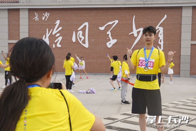 今年湘马欢乐跑的终点设在了恰同学少年广场。