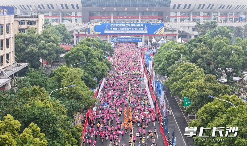 4月20日7时30分，随着发令枪响，战马2025湘江半程马拉松赛暨第四届长株潭融城半程马拉松赛正式开跑。均为长沙晚报全媒体记者 王志伟 邹麟 周数邑 邓迪 易亿 摄影报道