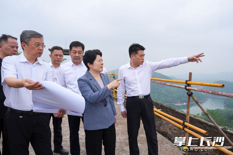 4月20日，省委常委、市委书记吴桂英调研绿心地区保护和产业发展工作，来到三市峰。