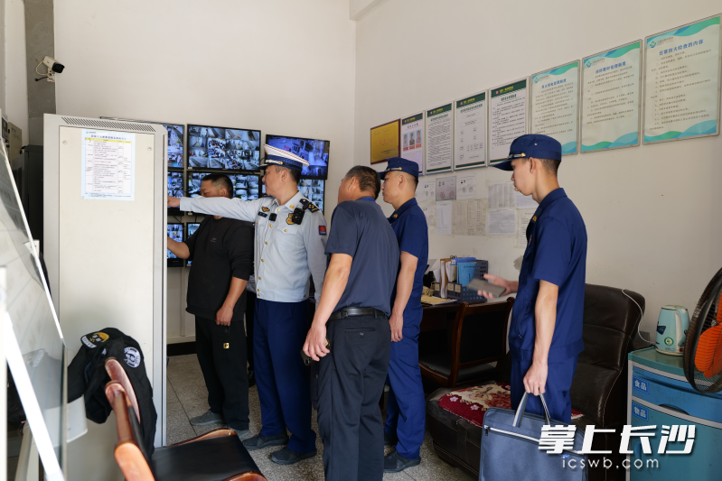 消防监督员在养老机构进行检查。 长沙晚报通讯员 寻艳 摄