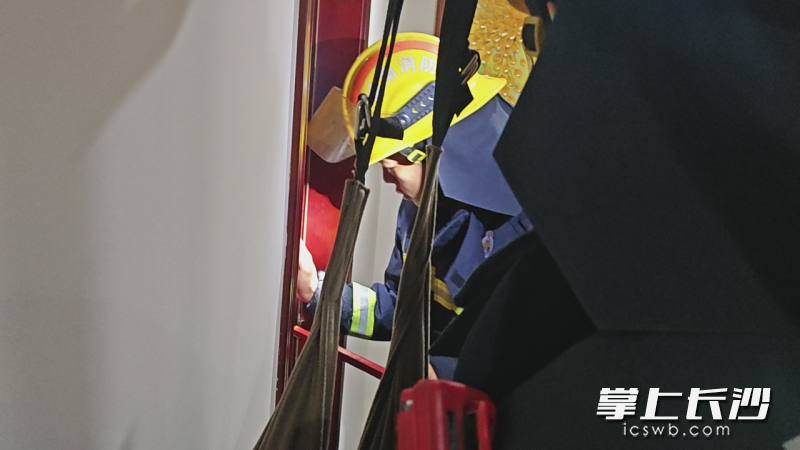消防员破门营救被困幼童。 长沙晚报通讯员 李铁应 摄