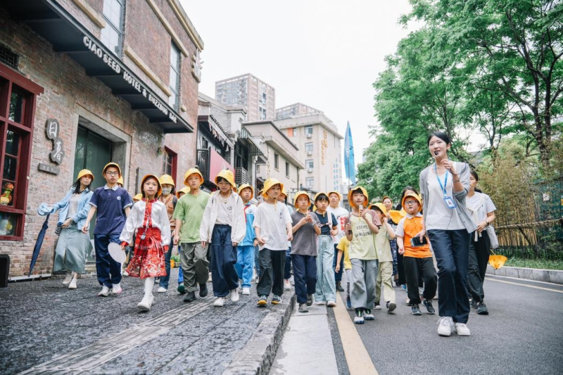 小朋友探索潮宗街。