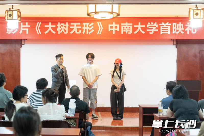 两位00后主创人员讲述拍摄过程。