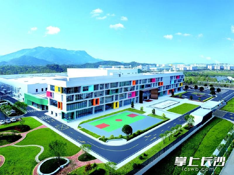 　英氏婴童营养与健康科学产业基地（一期）生产车间内，全封闭无菌化生产线高效运转，严格精准把控每一个环节。英氏控股集团供图