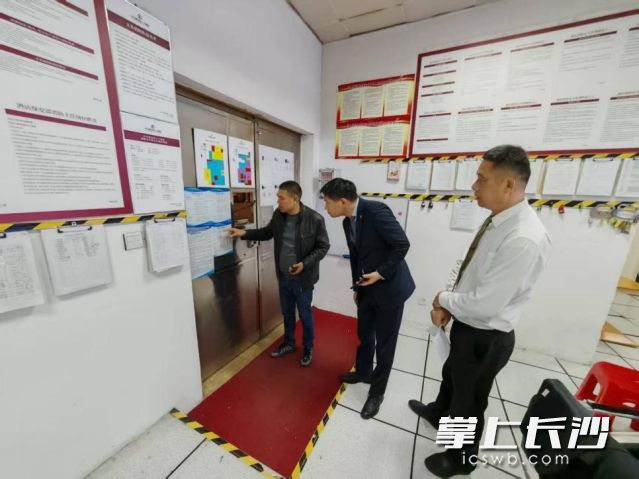 街道应急事务中心专业人员对企业安全生产工作进行指导。