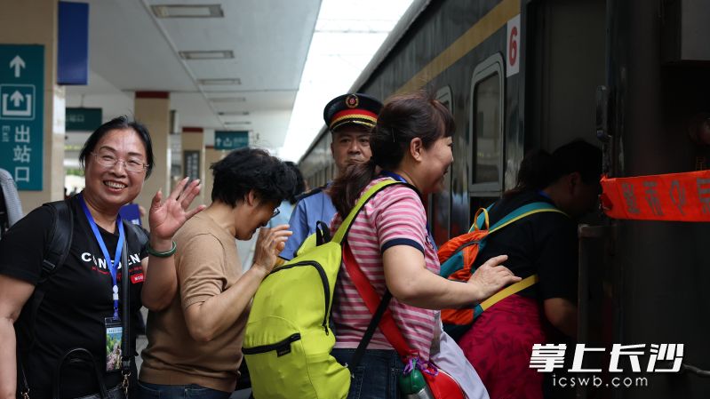 4月21日，湖南地区今年首趟“银发专列”从长沙站缓缓驶出。  均为通讯员供图