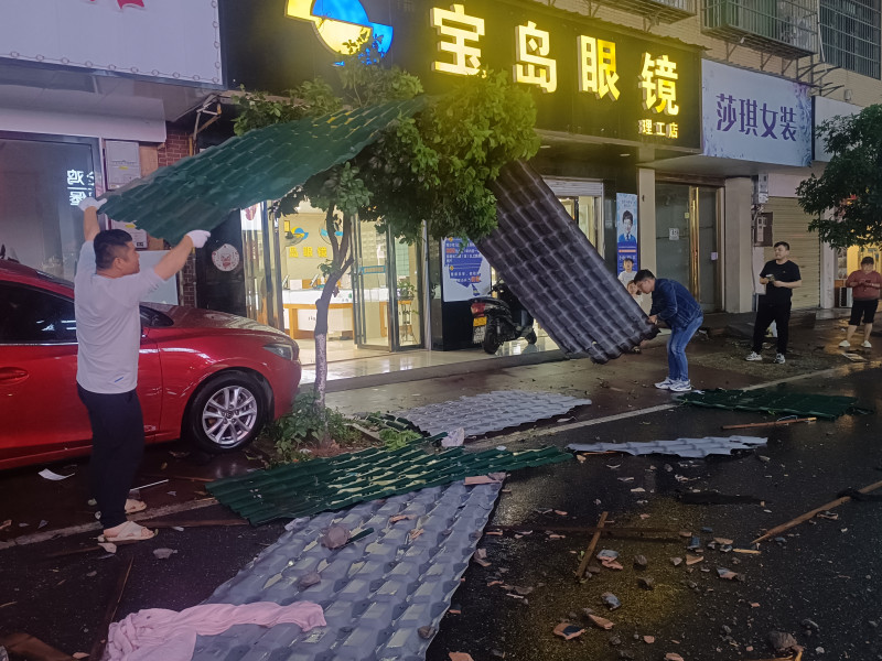 移除被掀翻的屋顶材料。