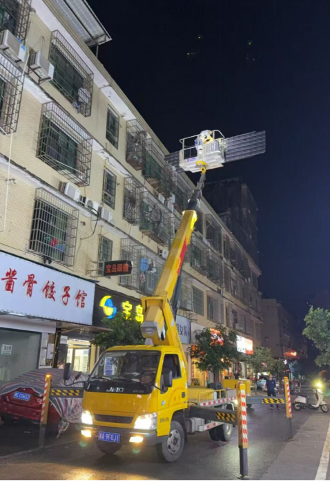 高空作业车迅速出动。均为受访者 供图