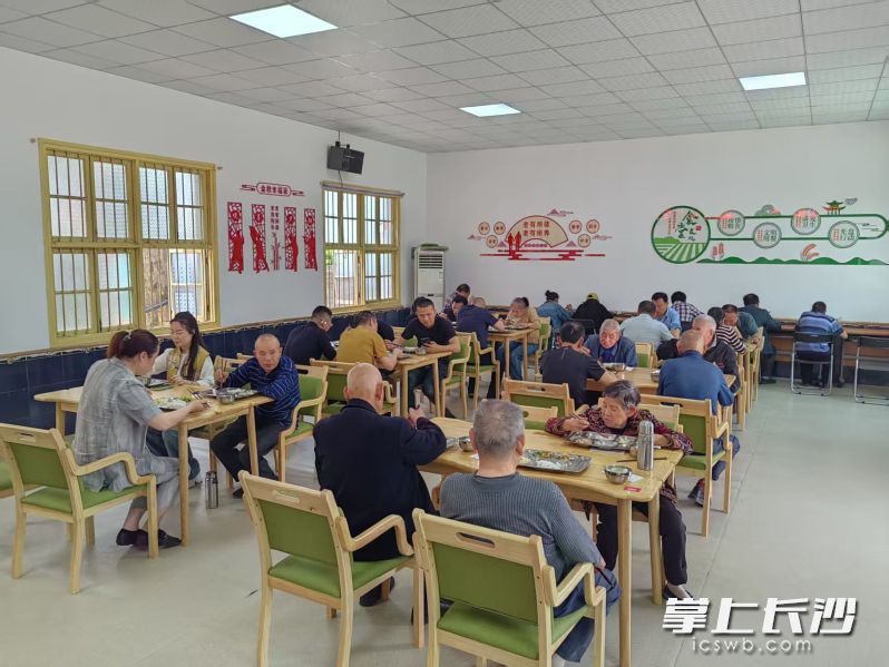 大龙村居家养老服务站内，老人们在用歺。望城区民政局 供图
